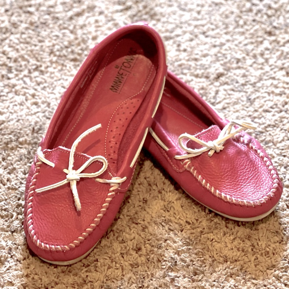 Womens Minnetonka Moccasins pink leather with white leather laces 9